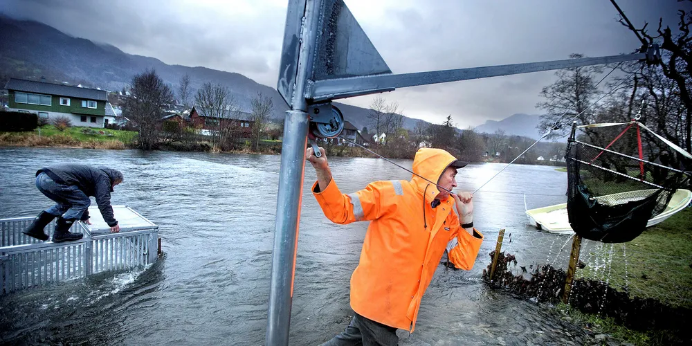 Laksefelleanlegg i Etne. hensikten er å hindre rømt oppdrettsfisk i å ta seg oppover elva.