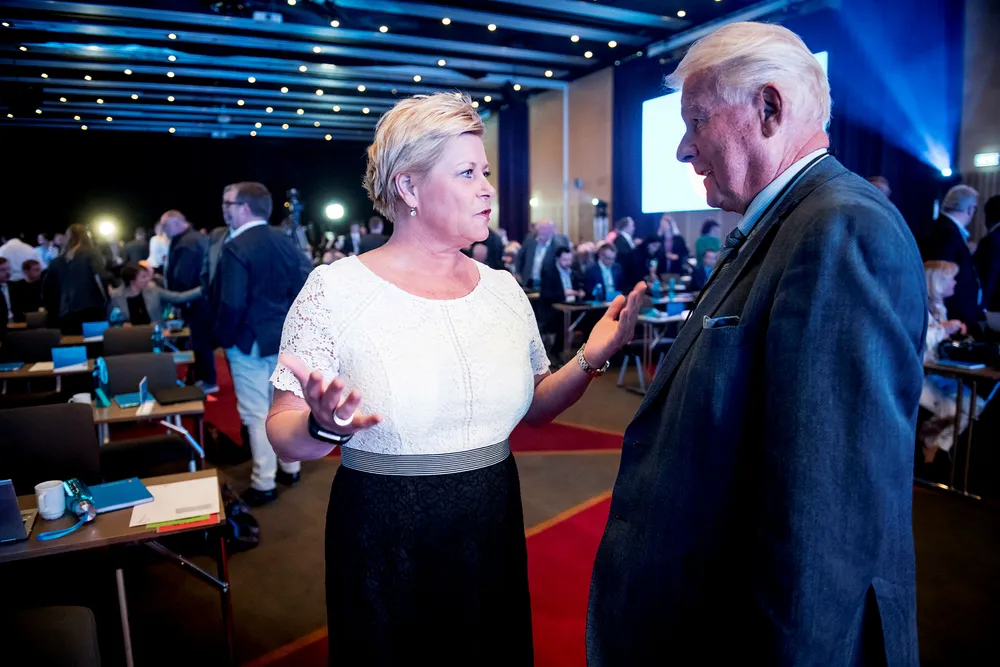 Partigründer Carl I. Hagen laget bompengeopprør på Fremskrittspartiets landsmøte på Gardermoen i mai. Nå sliter partileder Siv Jensen med konsekvensene.