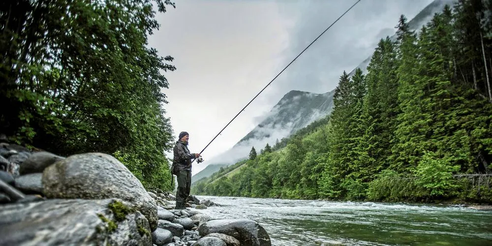BEST UT: Totalt sett var det elvene fra Trøndelag til Troms som kom best ut i sommer, mens elvene på Vestlandet og i Finnmark jevnt over opplevde en svak sesong. Her fra laksefiske i Stordal.Foto: Marius Beck Dahle