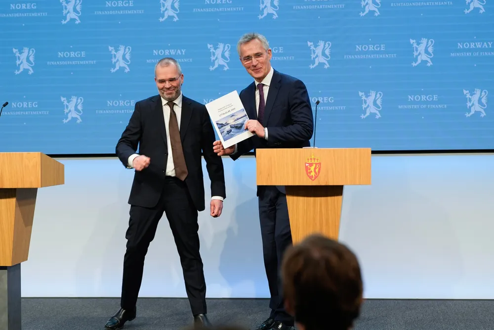 Professor Ragnar Torvik overleverer en rapport fra Finanspolitikkutvaleget til finansminister Jens Stoltenberg (Ap).