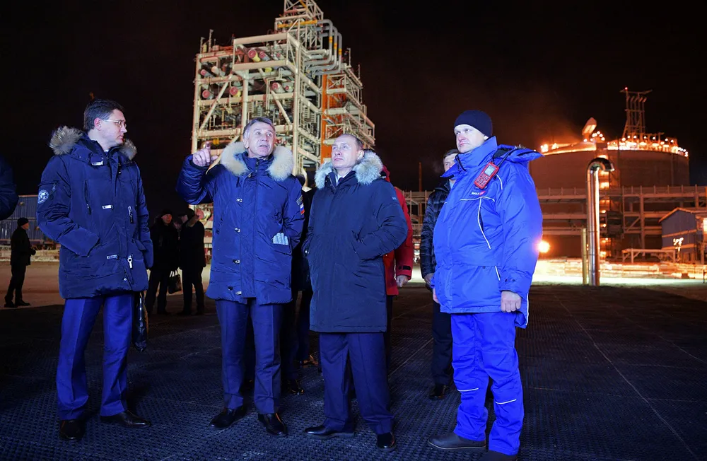Russlands energiminister Aleksander Novak (t.v.), Novateks toppsjef Leonid Mikhelson og Russlands president Vladimir Putin var til stede da gassanlegget i Sabetta ble åpnet. Foto: AP/NTB Scanpix