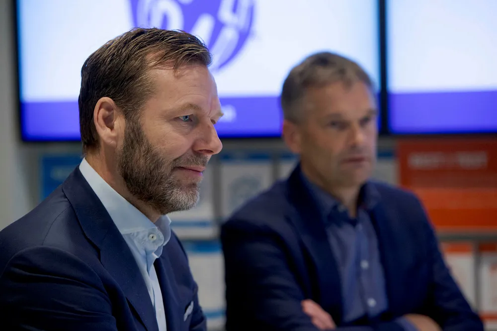 - Prinsipielt er det en bra diskusjon, men den skal ikke handle om ett selskap, sier konsernsjef Johan Dennelind i Telia til venstre. Til høyre; administrerende direktør Abraham Foss i Telia Norge