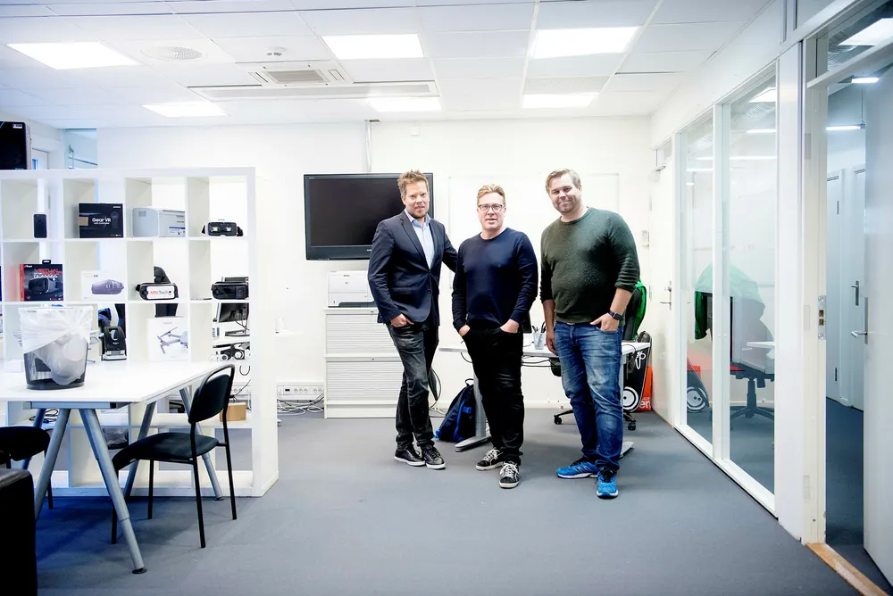 Fra venstre: Utviklingsdirektør Jørn Korbi, gründer Tom Roger Sokki og sjef for MTG Ignite, Trygve Refvem. Sokkis selskap, Lavo, er med på et av samarbeidsprosjektene til MTG Ignite. Foto: Mikaela Berg