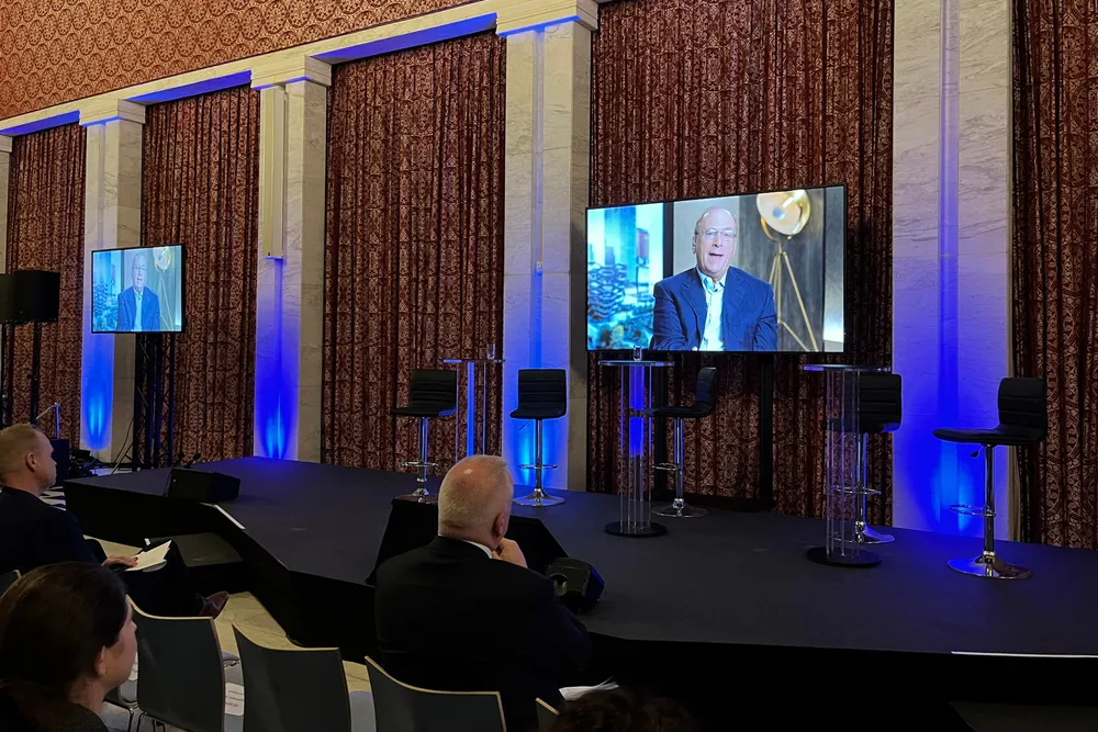 En av de mektigste skikkelsene i global finans, Blackrock-sjef Larry Fink snakker til Oslo Energy Forum. Yara-sjef Svein Tore Holsæther og Equinor-sjef Anders Opedal sitter lydhøre på første rad.