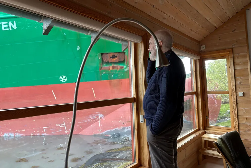 Johan Helberg ser ut på containerskipet som nå pryder hagen hans. Onsdag trekkes skipet ut.