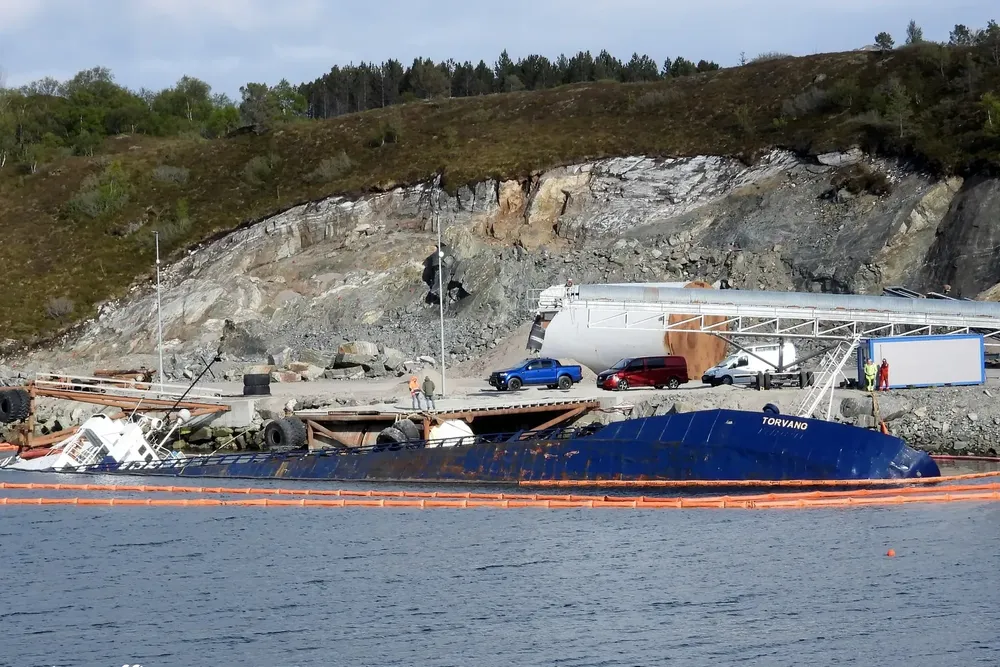 Her ligger skipet Torvang. Det må nå losses for sand før det kan heves.