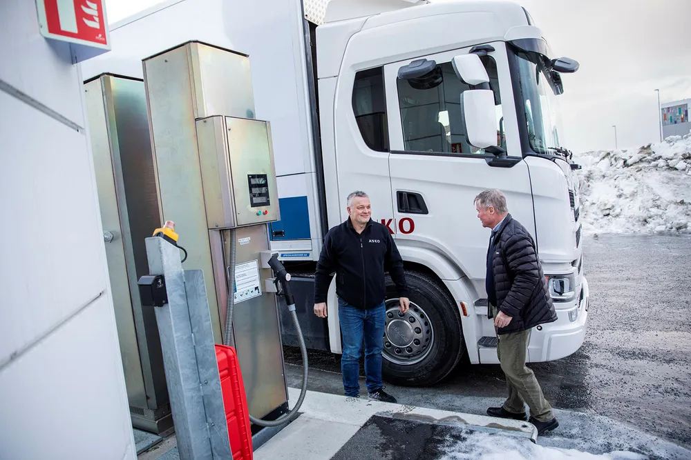 Styreformann i Asko Torbjørn Johannson (til høyre) og Roger Sæther demonstrerer tankanlegget i Trondheim hvor det fylles gass på en ny hydrogenlastebil.