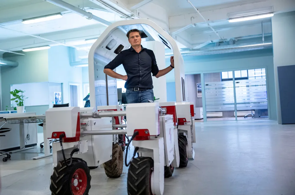 Pål Johan From på Saga Robotics' laboratorium i Oslo med én av firmaets landbruksroboter.