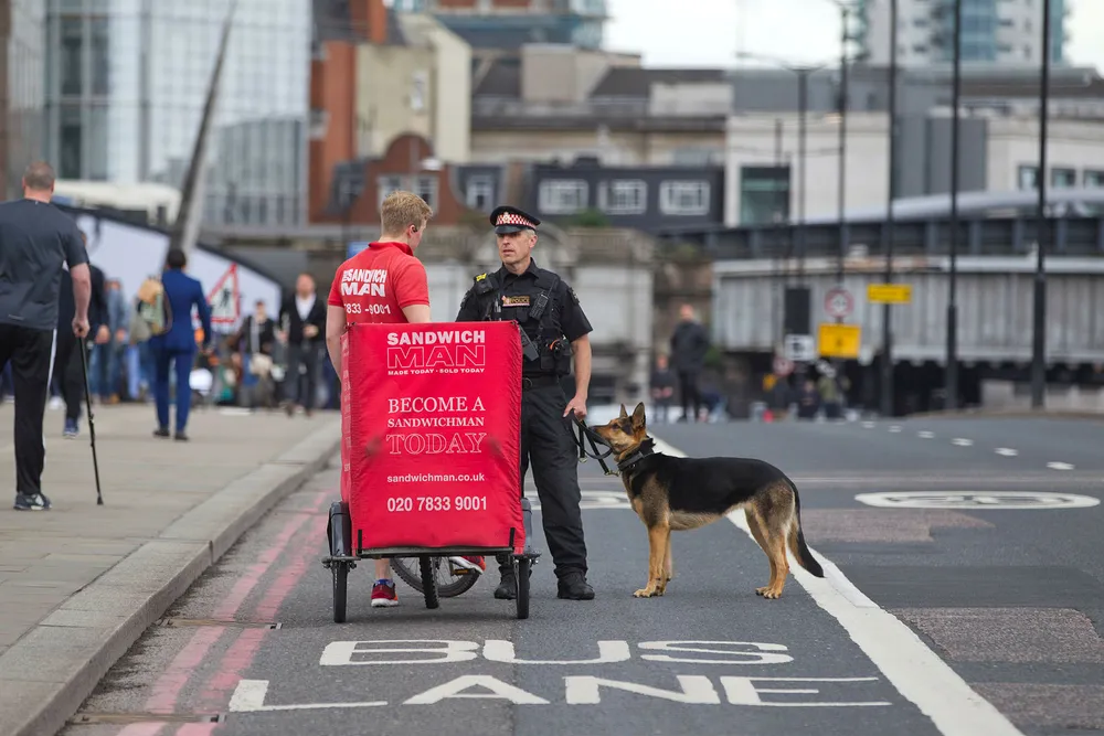 London Bridge var mandag svært godt bevoktet av politi og bombehunder. Terrorangrep til tross, folk flest lar seg ikke skremme fra å gå ut i gatene. Foto: Jeff Gilbert