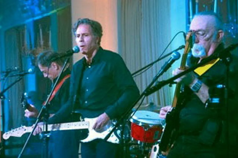 Rockebandet Coalition of The Willing med mannen som Joe Biden vil ha som utenriksminister på gjesteopptreden. Fra høyre: Jeff «Skunk» Baxter (Steely Dan, Doobie Brothers), Antony «Tony» Blinken og András Simonyi.