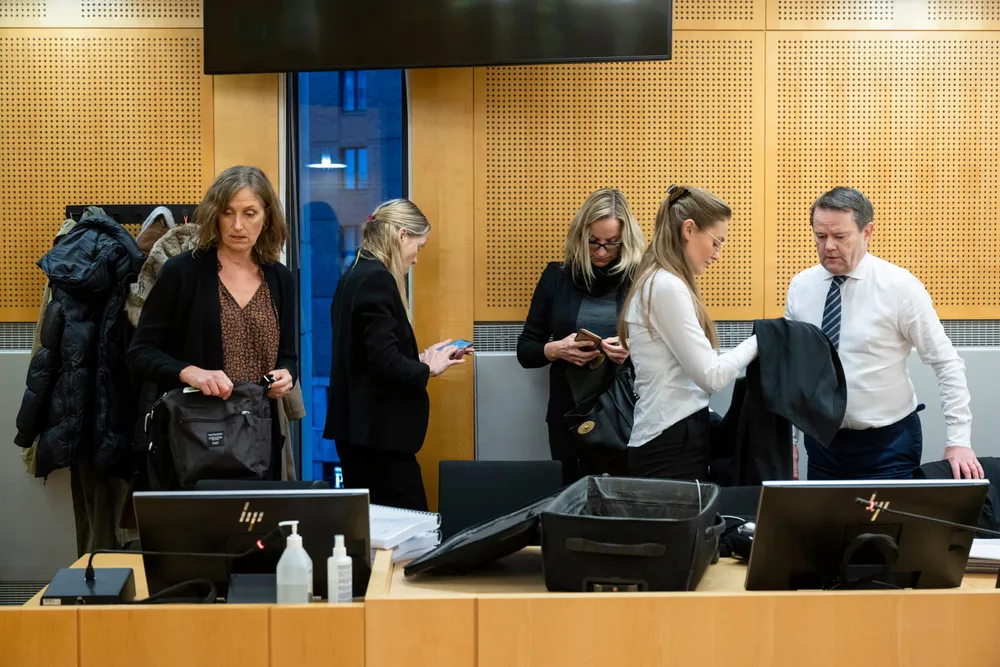 Schibsted-arvingene Karina, Margrete og Susanne Nagell-Erichsen saksøker Blommenholm Industrier – mediekonsernets største eier. Søstrene representeres av advokatfullmektig Bettina Thaulow Harto og Stig Berge i Advokatfirmaet Thommessen.