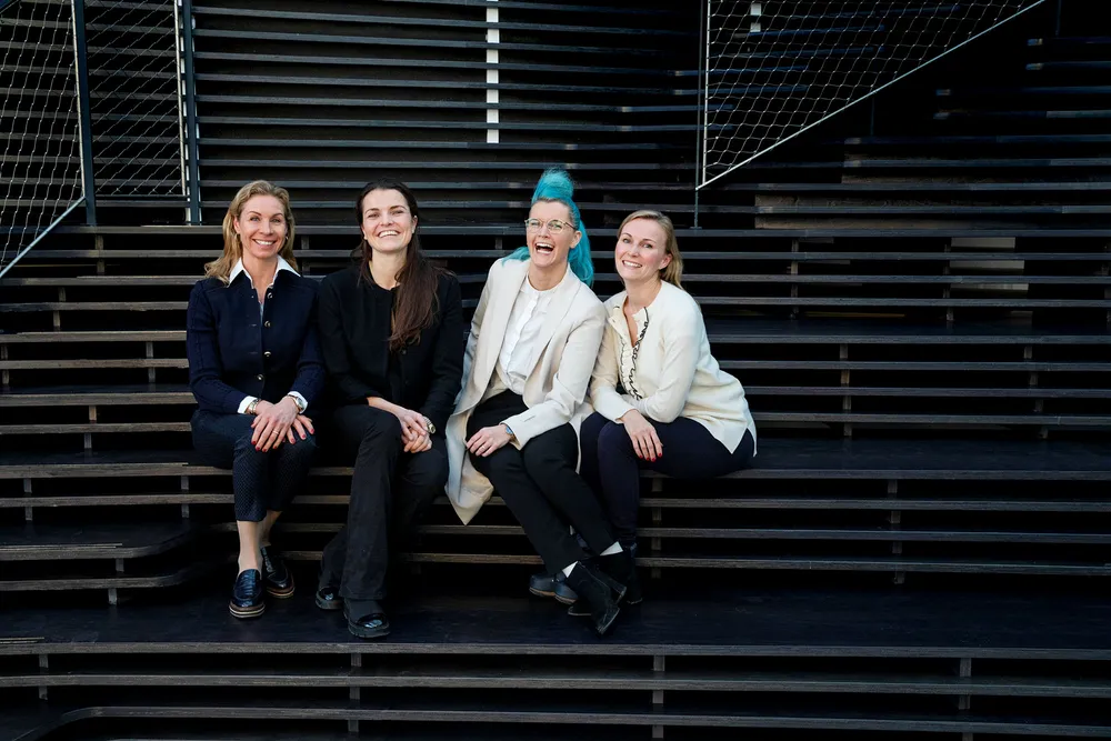 Kursdeltagerne (fra venstre) Birgitte Feginn Angelil, administrerende direktør i Creuna Norge, Caroline Halmrast, advokat og eiendomsforvalter i Spabo Eiendom og Charlotte Aschim, ingeniør og grunnlegger av TotalCtrl lærer mer om investering i aksjer og oppstartsselskaper gjennom She Invests. Her med prosjektleder Jeanette Grendahl i She community (til høyre).