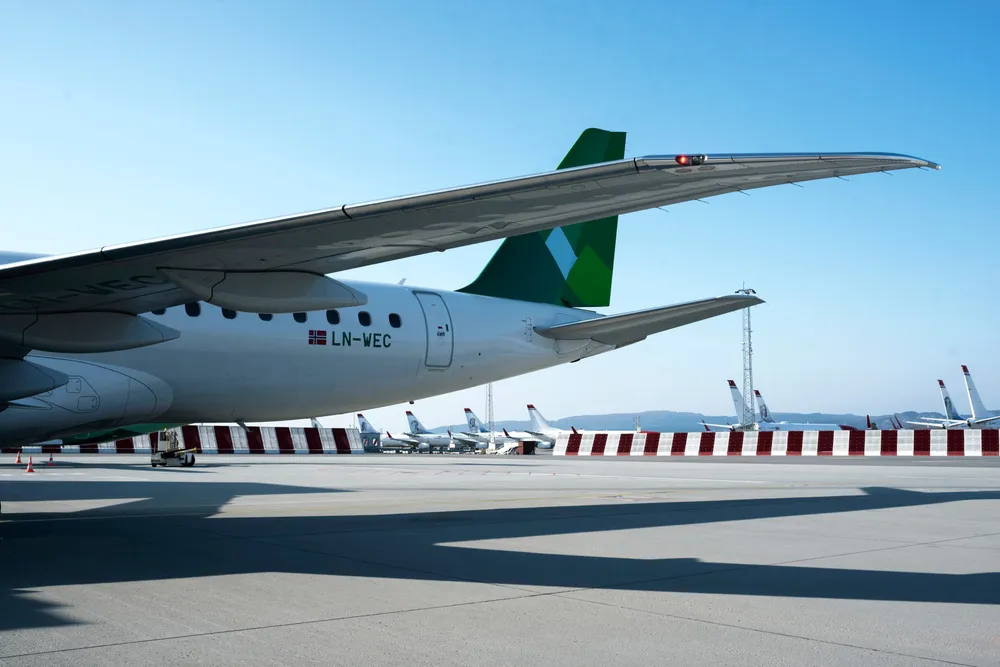 Widerøes dristige satsing med tre nye, mindre jetfly har vært krevende og bidratt med store tap de siste årene. Her fra Bergen lufthavn i den tidlige fasen under pandemien i 2020.