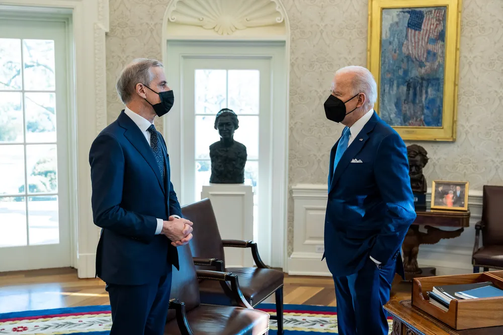 Både Norge og EU prøver så godt de kan å få unntak fra klimaskattepakken som Joe Biden (til høyre) fikk gjennom Kongressen i fjor høst. Jonas Gahr Støre møtte den amerikanske presidenten for ett år siden.
