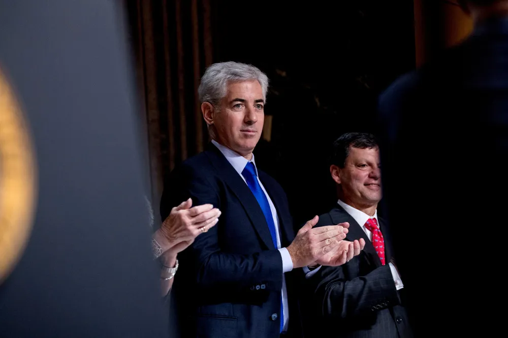 William «Bill» Ackman er kjent for å ta store posisjoner i aksjemarkedet i selskaper han ikke har troen på. Nå gjør han det samme med Hongkong-dollaren.