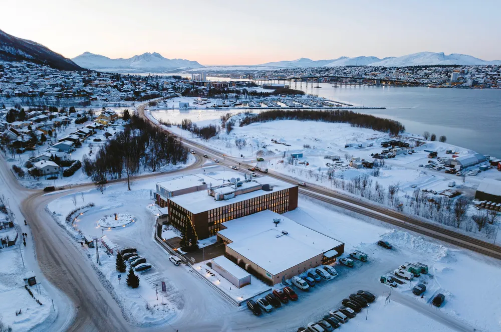Troms Kraft og de andre produsentene i Nord-Norge får svært dårlig betalt for kraftproduksjonen for tiden. Spotprisen har ligget under 15 øre/kWh i seks måneder i strekk.