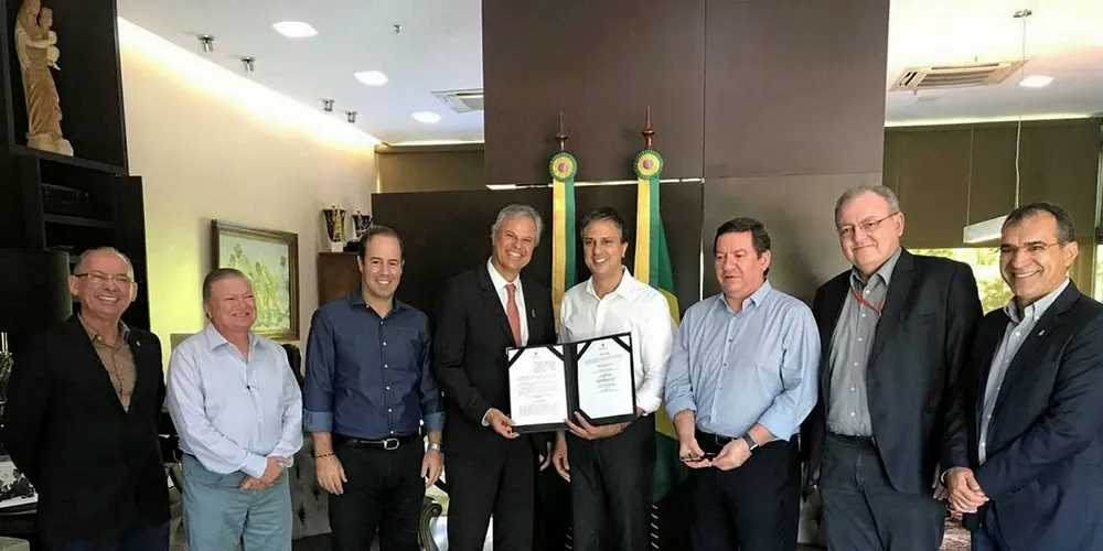 The framework agreement was signed by the Governor of Ceará, Camilo Sobreira de Santana (holding document, right), and Rogério Zampronha, general manager for Vestas.