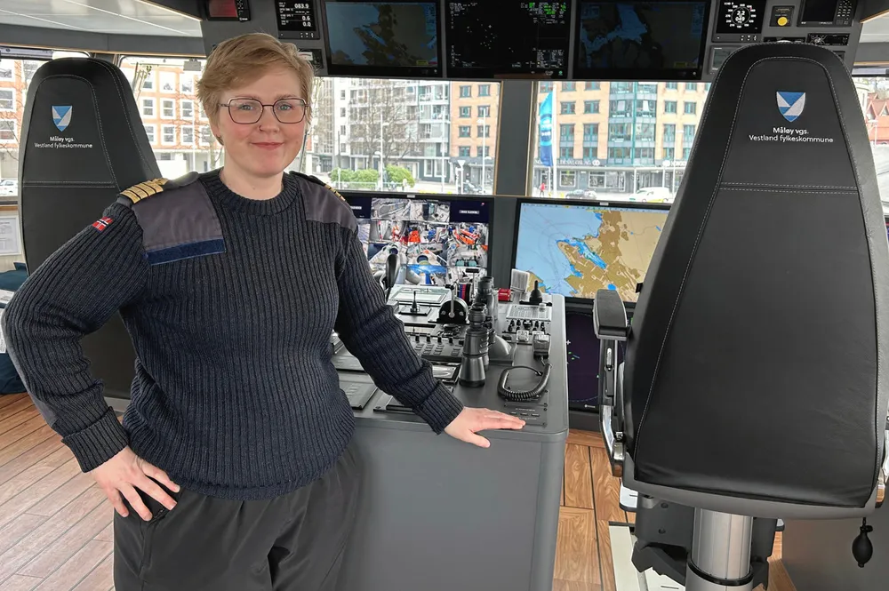 Silje E. Restad Edvardsen har jobbet som skipper og driftssjef siden januar, og var tidligere lærer i maritime fag på Måløy videregående skole.