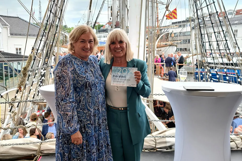 Gratulerer: Ordfører Kari-Anne Opsal i Harstad blir gratulert av hennes kollega i Averøy, Ingrid Ovidie Rangønes. De to Ap-ordførerne koste seg godt under kåringen i Arendal.