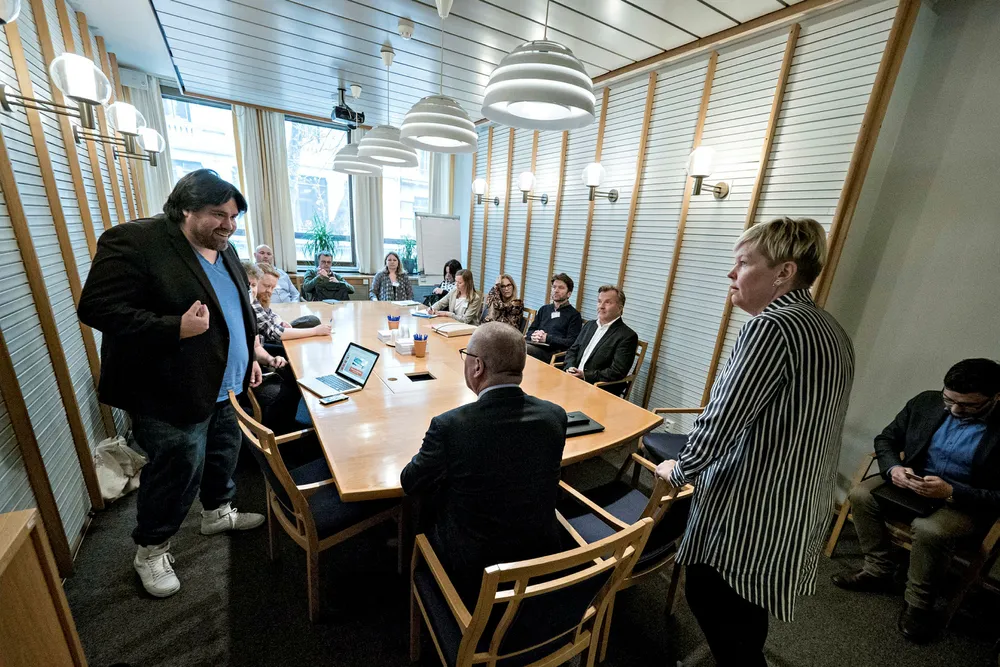 Ni operasolister samt fagforeningsrepresentanter hadde møte med kulturkomiteen tirsdag. Her Yngve Søberg fra Operaen, Geir Jørgen Bekkevold (Krf), Ib Thomsen (Frp), Hege Haukeland Liadal (Ap) og sangsolister fra Operaen. Foto: Aleksander Nordahl