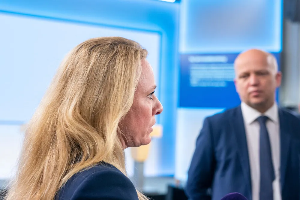 Allerede til våren, i revidert nasjonalbudsjett, kan Sps finansminister Trygve Slagsvold Vedum gjøre noe med formuesskatten, skriver Anniken Hauglie (til venstre).