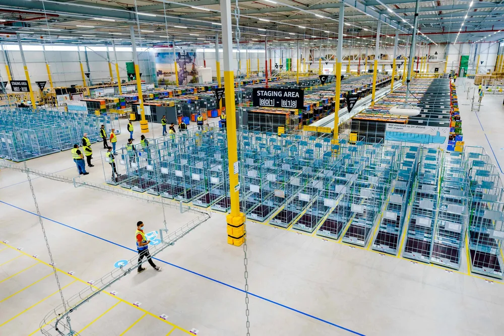 Amazon, som inntok Sverige i fjor høst, er kjent for sitt logistikkmaskineri. Her er ett av de store nye lagrene i Rozenburg-Schiphol utenfor Amsterdam.