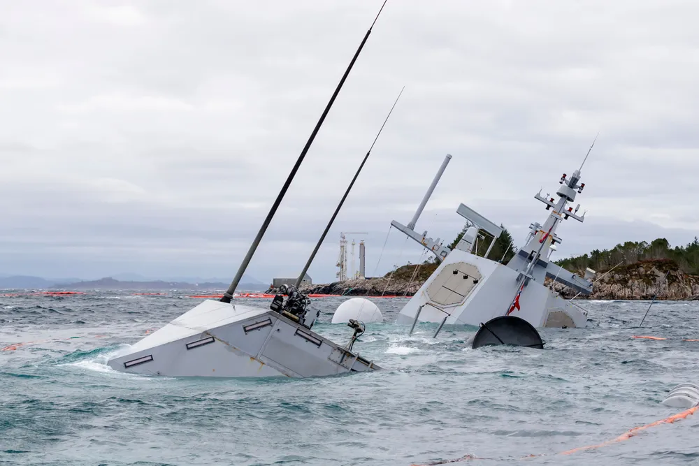 Domsavsigelse i Helge Ingstad-saken ventes i løpet av få dager, skriver kronikkforfatterne. Fregatten er her fotografert 14. november 2018, en uke etter kollisjonen.