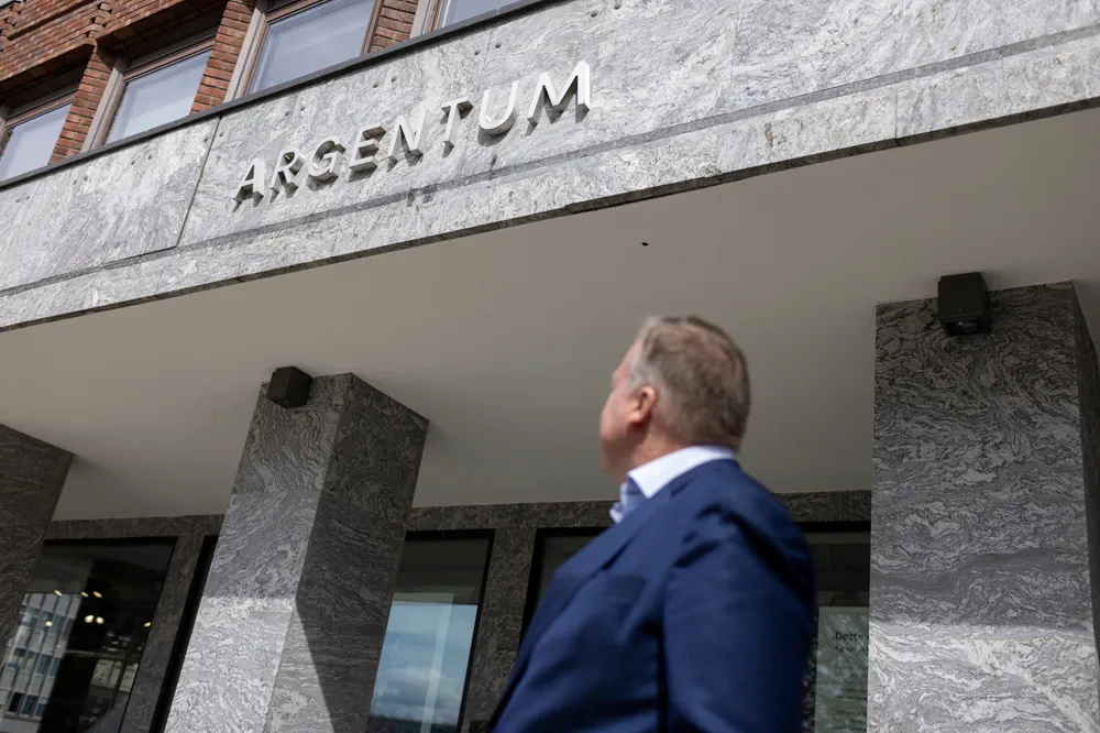 Argentum holder til på Bradbenken i Bergen. Her er det fondets tidligere leder, Joachim Høeg-Krohn, som betrakter skriften på veggen.