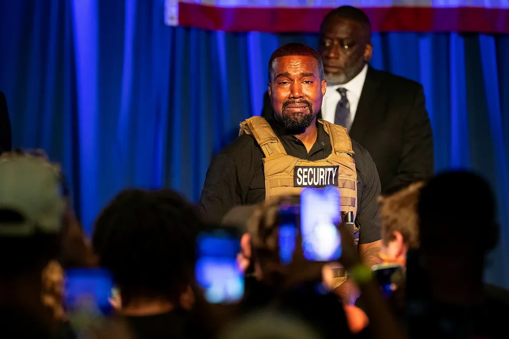 En tydelig rørt Kanye West gjør sin første opptreden som presidentkandidat.