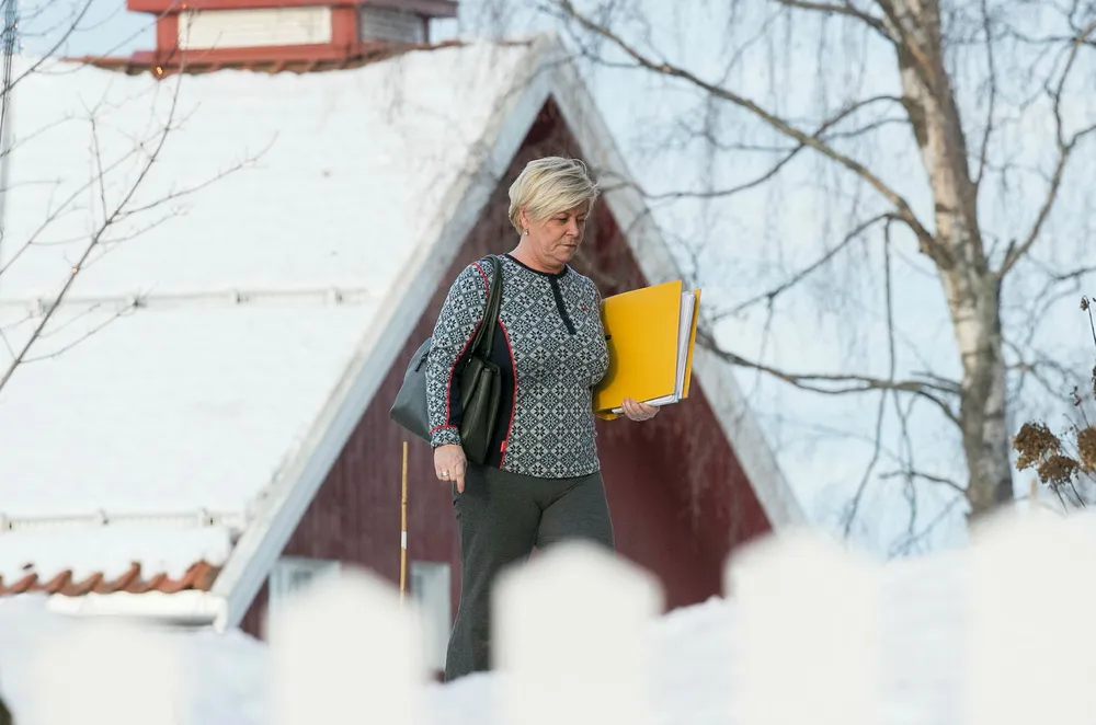 Frp leder Siv Jensen på vei til lunsj på Granavolden Gjæstgiveri under regjeringsforhandlingene i begynnelsen av januar