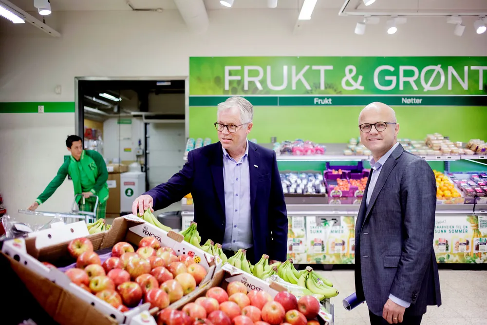 Kiwi-sjef Jan Paul Bjørkøy (til venstre) jobber for å få klima- og miljøminister Vidar Helgesen med på en bransjedrevet miljøavgift på plastposer. Tidligere denne uken var statsråden på besøk hos Kiwis hovedkontor på Lierstranda. Foto: Javad Parsa
