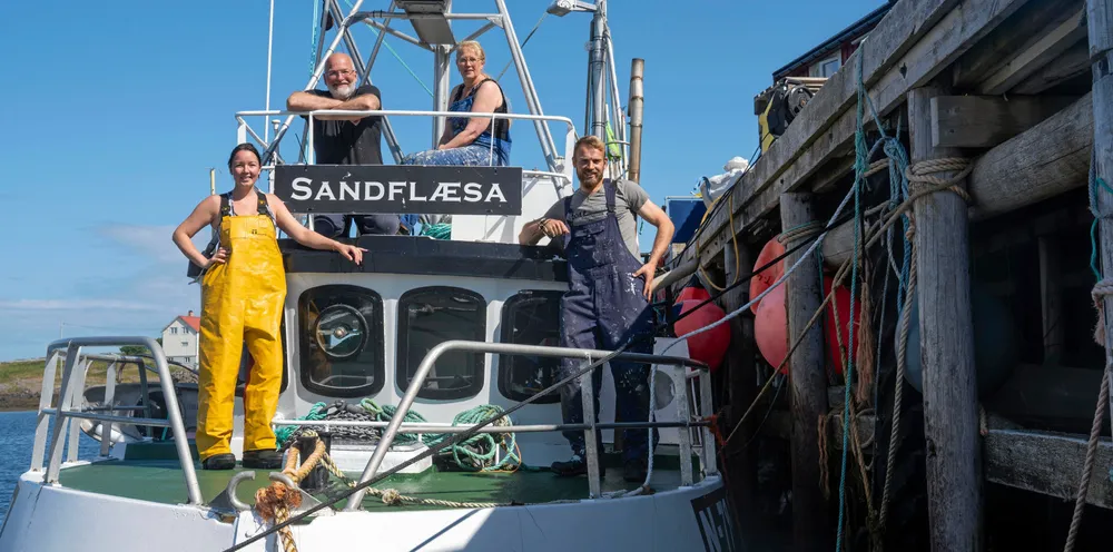 Familien Van der Plas drev eget rederi i Nederland i fem generasjoner. Da vindkraften overtok havområdene måtte de skrote livsverket og har nå flyttet til Selvær i Norge for å starte på nytt. Fra Venstre Anita, Nico, Thea og Art- Jan.