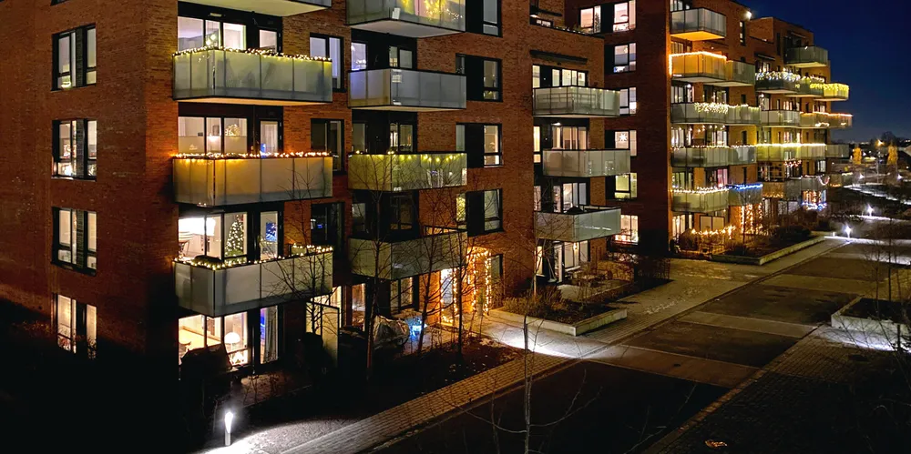 Innbyggerne i Oslo (bildet) og Bergen får rekorddyr strøm for en sommerdag mandag. Priser ut mot forbruker på cirka 4 kr/kWh blir netto på omtrent 2 kr/kWh etter strømstøtten.