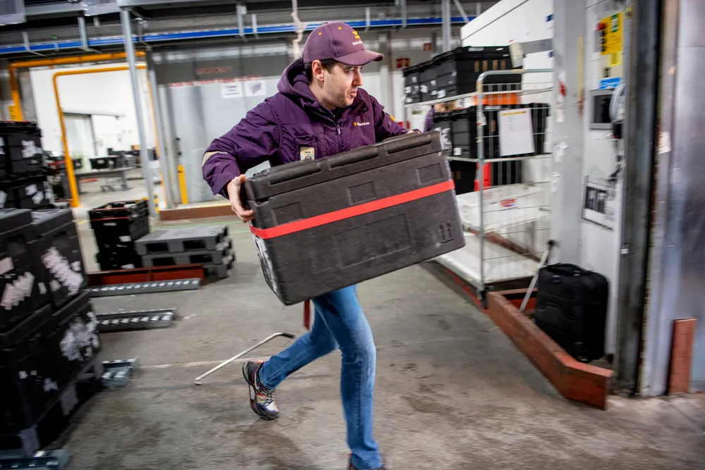 – Nå skal jeg levere 85 kasser med varer til 35 kunder, hvorav fire av dem får pakker som ikke inneholder mat, sier sjåfør Serban Secara i Kolonial.no.