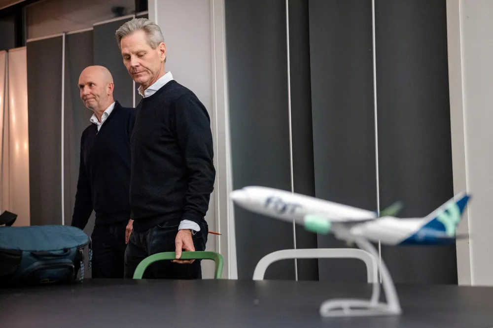 Flyr-sjef Brede Huser (til venstre) og Erik G. Braathen i Flyrs lokaler tirsdag kveld, etter å ha meldt at selskapet begjærer seg konkurs onsdag 1. februar.