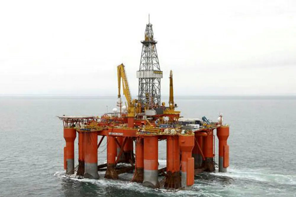 På bildet ses Dolphin Drilling sin halvt nedsenkbare rigg Blackford Dolphin.