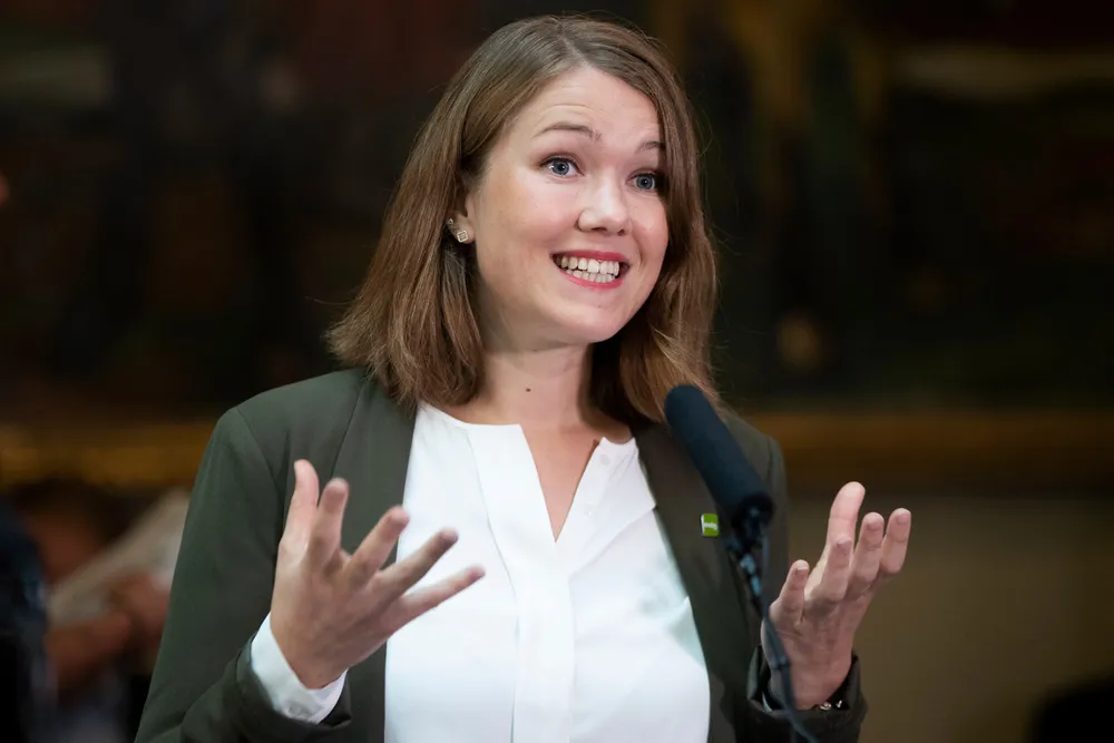 Partileder i MDG og stortingsrepresentant Une Bastholm ber finansminister Jan Tore Sanner rydde opp i misbruk av blankoskjøter i eiendomsbransjen.