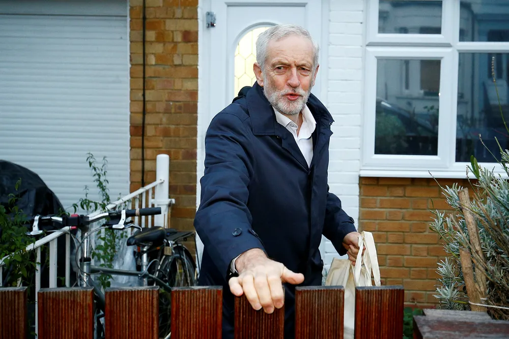 Labour-leder Jeremy Corbyn er både frustrert og irritert. Men han nekter for å ha kalt statsminister Theresa May «stupid woman».