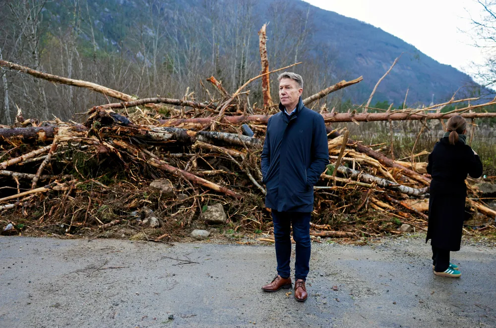 Energiminister Terje Aasland var tidligere denne uken på plass i Ullensvang for å ta noen av skadene etter uværet Jakob i eget øyesyn. En av effektene av alt regnet er at fyllingsgraden i NO5 er rekordhøy i nyere tid.