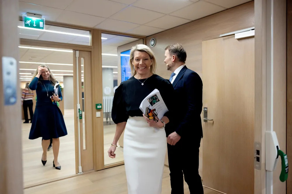 Konsernsjef Kjerstin Braathen (i midten) og finansdirektør Ida Lerner (til venstre) foreslår rekordutbytte til bankens eiere. Kommunikasjonssjef Thomas Midteide (til høyre).