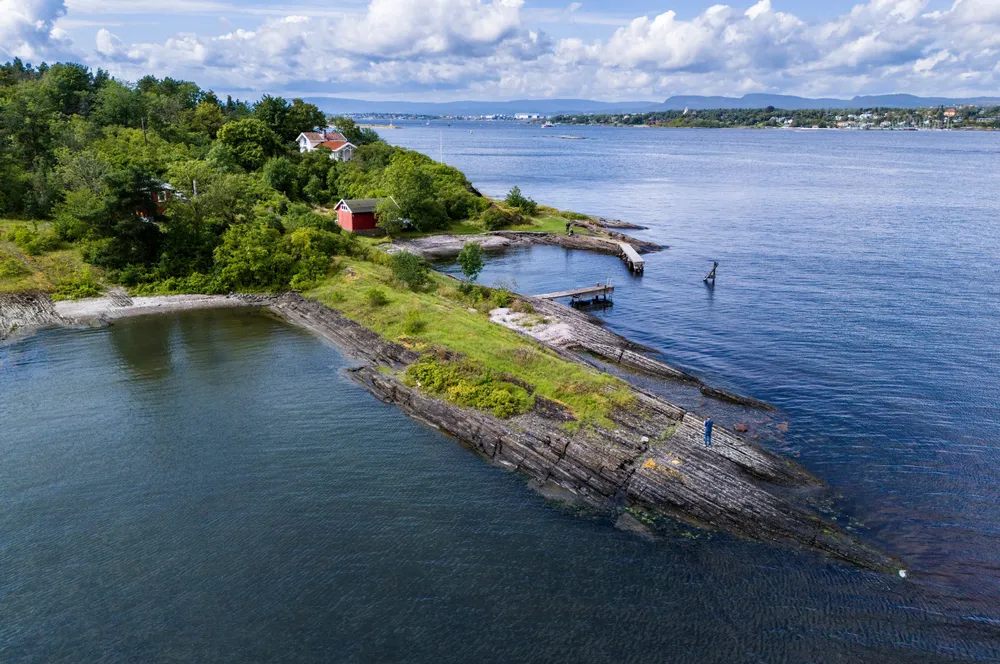 Den seks mål store strandeiendommen på Lindøya i Oslo legges nå ut for salg med en prisantydning på 22 millioner kroner.