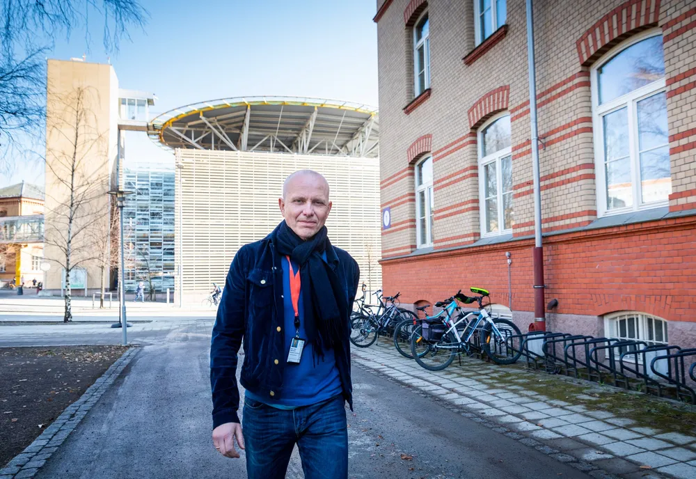 – I 2013 tok Oslo universitetssykehus kontakt med Blomqvist for en oppdatert verdivurdering av maleriet. Blomqvist skjønte fort at dette var noe helt spesielt, og kalte inn spesialister i indisk kunst fra Christie's auksjonshus for å bistå med verdivurderingen, forteller administrerende direktør Bjørn Atle Bjørnbeth i OUS. Her er han på vei tilbake til sitt kontor på Oslo universitetssykehus på Ullevål.