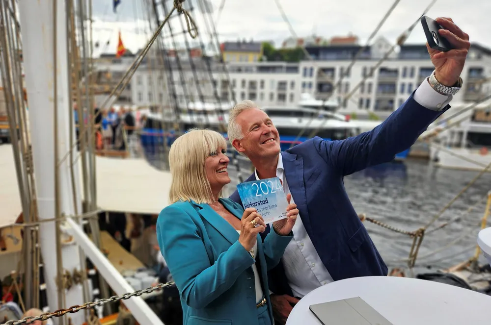 Kommunedirektør Børge Tofte og ordfører Kari-Anne Opsal feiret at Harstad er Årest maritime kommune med en superselfie tirsdag kveld.