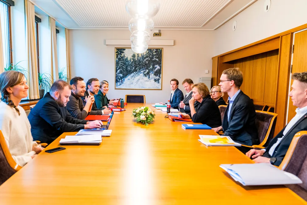 Slik så det ut inne i forhandlingsrommmet mandag formiddag da de parlamentariske lederne og finanspolitiske talspersonene for Ap, Sp og SV møttes til budsjettforhandlinger på Stortinget. Foto: Håkon Mosvold Larsen/NTB