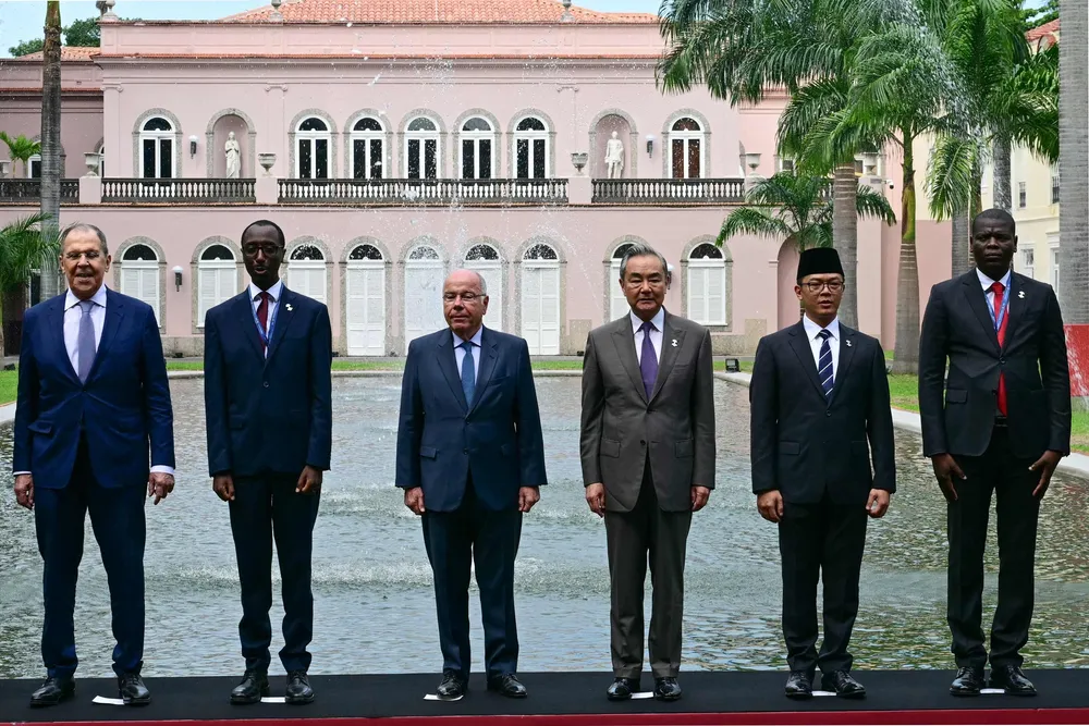 Med sine 11 medlemsland representerer Brics nær halvparten av verdens befolkning og en økende andel av verdensøkonomien. Russlands utenriksminister Sergej Lavrov (fra venstre), Etiopias utenriksminister Gedion Timothewos, Brasils utenriksminister Mauro Vieira, Kinas utenriksminister Wang Yi, Indonesias utenriksminister Sugiono og Sør-Afrikas utenriksminister Ronald Lamola poserte sammen mandag.