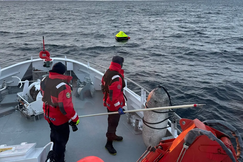 RS Reidar von Koss deltok i aksjonen og plukket opp redningsflåten som hadde løst seg ut fra båten og nødpeilesenderen som fremdeles sendte ut nødsignal.
