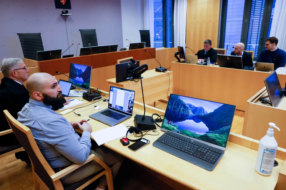 Alen Alexander Jacob (foran) med sin advokat Sigurd Knudtzon, har saksøkt Voi. For det svenske elsparkesykkel-selskapet møter advokat Harald Strømstad (bak, venstre), juridisk direktør Ramin Baradaran og operasjonsdirektør Christopher Kaindl.