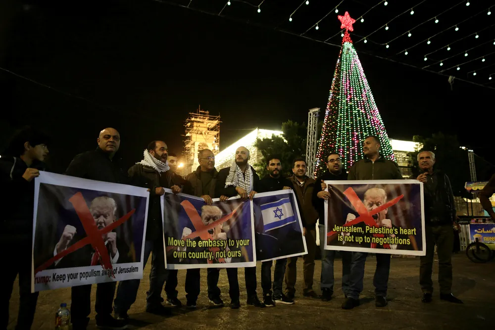 Det fryktes en ny voldsbølge i regionen hvis Donald Trump formelt anerkjenner Jerusalem som Israels hovedstad. På bildet protesteres det mot trump i Betlehem på Vestbanken. Foto: Mahmoud Illean/AP photo/NTB scanpix
