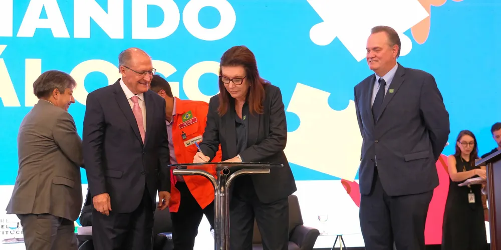 Petrobras president Magda Chambriard (centre), signs the deal with Brazil Vice-President Geraldo Alckmin (left) and Claudio Schlosser, executive director of logistics, commercialisation and markets at Petrobras (right).