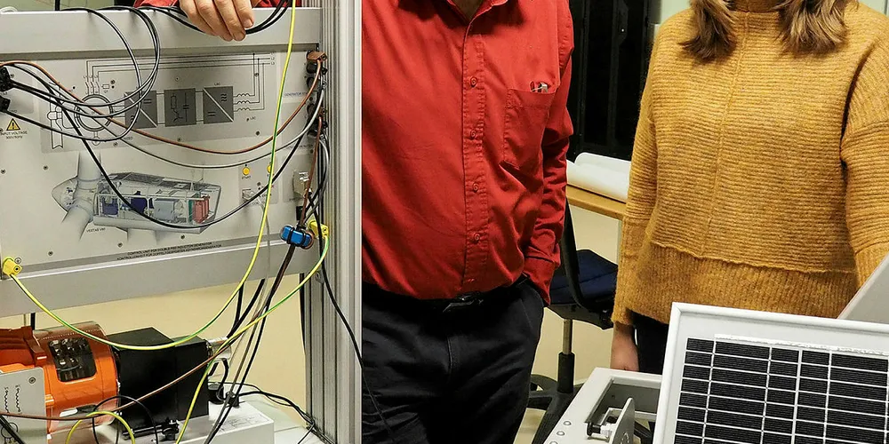 NY LAB: Professor Kamil Mustafa Dursun og studieleder Annette Veberg Dahl viser frem høyskolens laboratorium, der blant annet en vindgenerator-simulator og et fotovoltaisk solpanel kan kobles sammen til et realistisk nettverk.